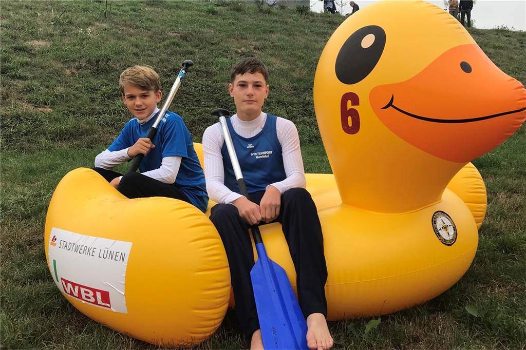 Enten schwimmen für den guten Zweck: Lünsche Mess steht vor der Tür Maximilien Hiller und Henning Dauster sitzen auf ihrer Gummiente.
