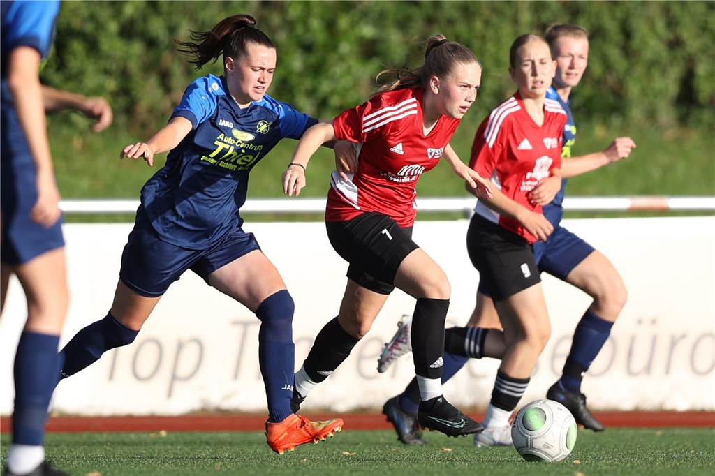 Auf Derby gegen PSV Bork folgt Namibia-Abenteuer für Herbernerin Maya Henrichs vom SV Herbern versucht ihre Gegenspielerin zu stören.