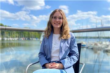Maya Wischnewski vor dem See in Haltern.
