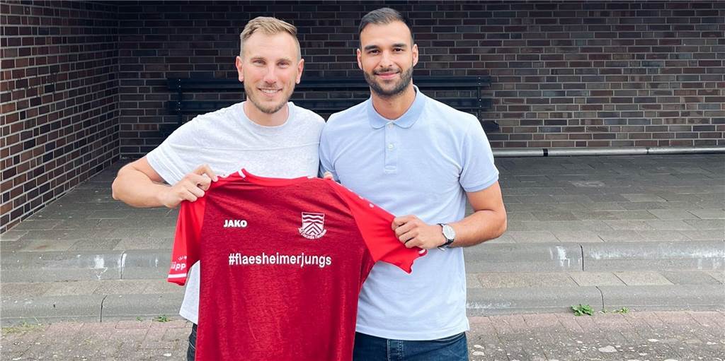 Bezirksliga statt Landesliga: Mazlum Genc will bei Flaesheim als Vorbild vorangehen Mazlum Genc (r.) bei seiner Vorstellung mit Daniel Große-Puppendahl und dem Flaesheimer Trikot.