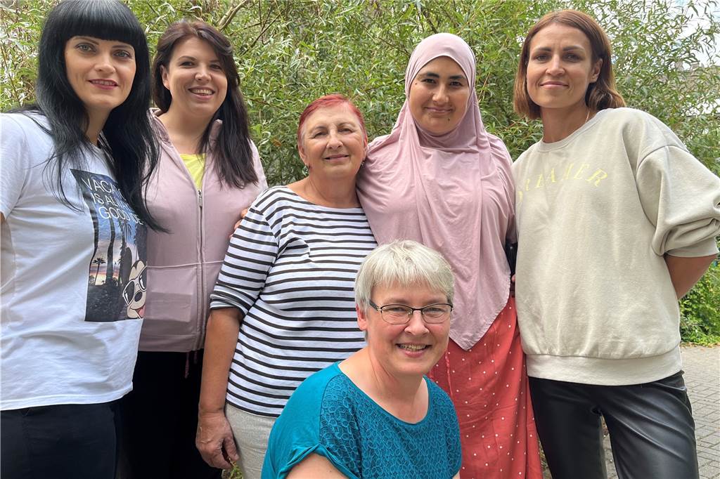 Neustart nach der Flucht: Ukrainerinnen haben Arbeit in Haltern gefunden Mazyna Stepanova, Julia Spyrydonova und Lidiia Kinalevska freuen sich, im Josefshaus Menschen aus der Heimat, aus Haltern oder aus anderen Ländern zu treffen. Zainidinova Misgona (2.v.r.) übersetzte die Gespräch, während Fomina Hanna (r.) fließend Englisch spricht. Veronika Bücker (v.) hatte zusammen mit David Schütz die Idee zum Mittagstisch im Josefshaus.