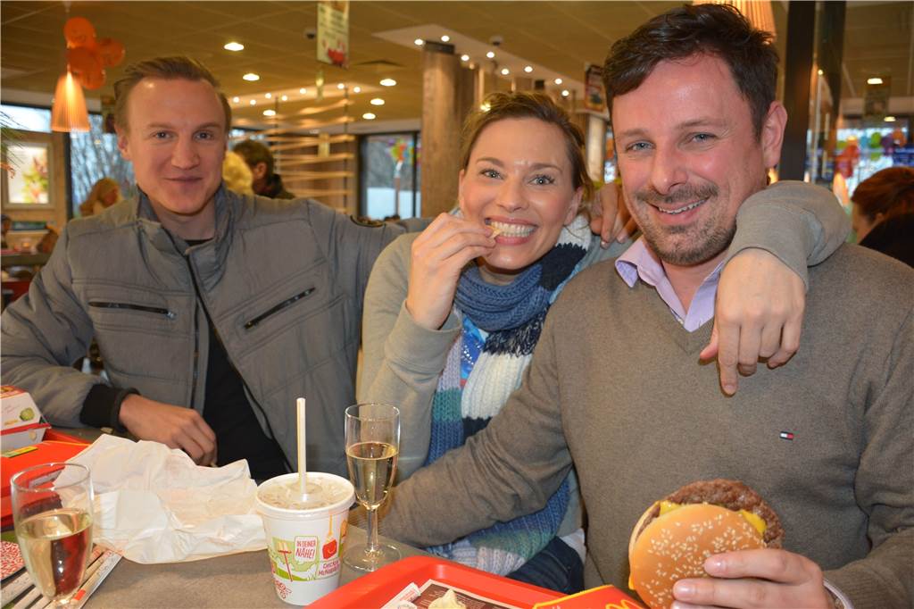 Der erste und einzige McDonald’s in Haltern: Verschandelung oder ein Genuss? Menschen essen Hamburger