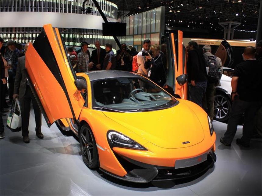 Think big - Luxus und Leistung bei der New York Motorshow McLarens 570S ist ein echter Blickfang auf der New Yorker Motorshow. Das Aluminium-Karbon-Geschoss kommt auf eine Spitzengeschwindigkeit von über 300 Kilometern pro Stunde. Foto: Thomas Geiger