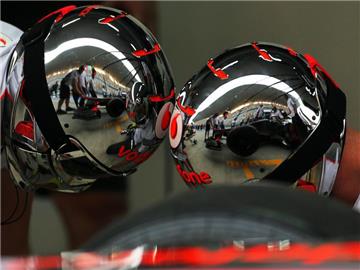 Mechaniker des britischen Rennstalls Mc Laren tüfteln am Formel-1-Boliden. Foto: Jens Buettner