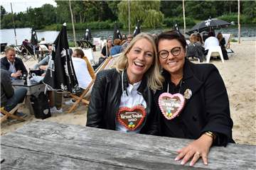 Mechthild Lechtenberg (l.) und Nadine Heming feiern den Ersatz-Kirmes-Auftakt am Berkelbeach und haben sich mit Kirmesherz und -button eingedeckt. Eine Spende für die Schausteller für Button und Herz haben sie gern gegeben.