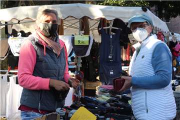 Mechtild Busch (r.) hat am Stand von Silke Hünting ein Tuch erworben. Die Markthändlerin aus Bocholt freute sich vornehmlich, dass endlich wieder Märkte angeboten werden. 