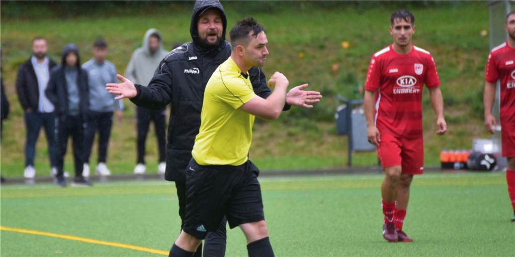 Nach Attacke von Trainer Krück - Sonderbericht des Schiris liegt nun vor Meckinghovens Trainer David Krück geht auf Schiedsrichter Timm Lehnert zu. Was danach folgte, dürfte ein Fall für das Sportgericht werden.