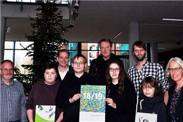 Medienscouts der Wolfhelmschule nehmen stolz die Auszeichnung entgegen