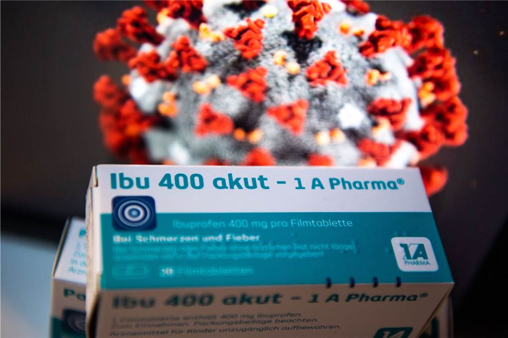 Medikamentenmangel: Melanie Brück suchte Fiebermittel für ihren Säugling Zwei Packungen Ibuprofen liegen auf einem Tisch.