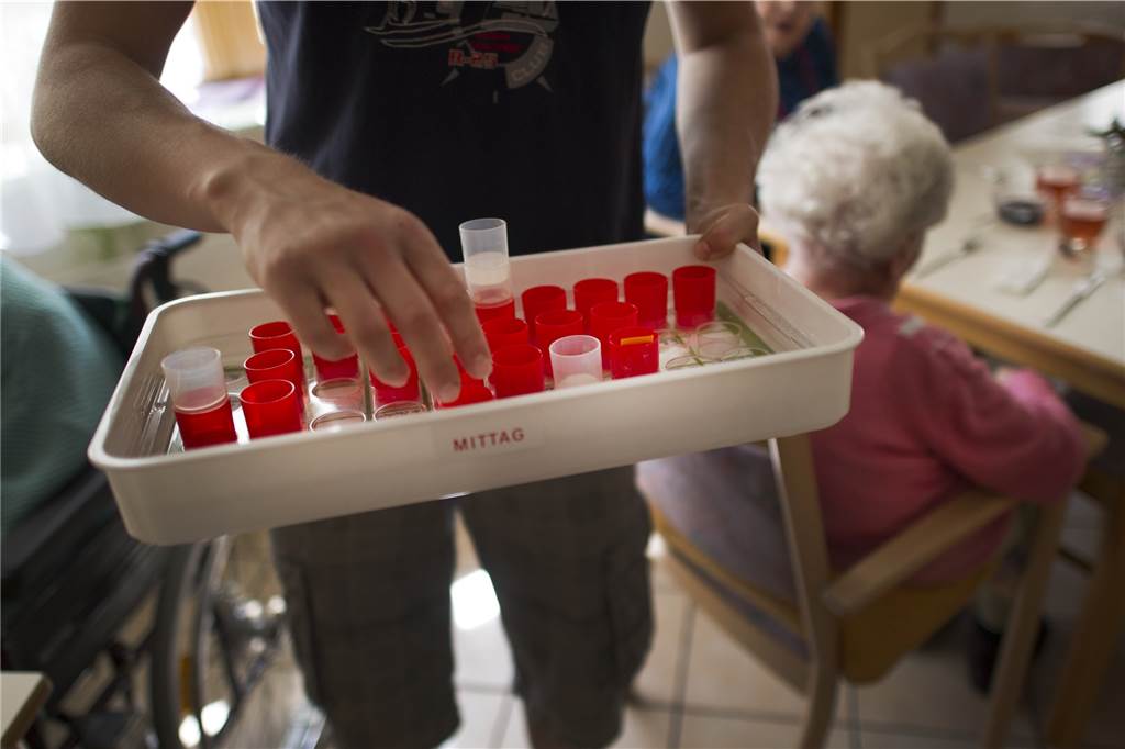 Qualitätsmängel und Pflege-Noten: Wer kontrolliert die Pflege? Medikamentenabgabe in einem Pflegeheim zum Mittagessen.