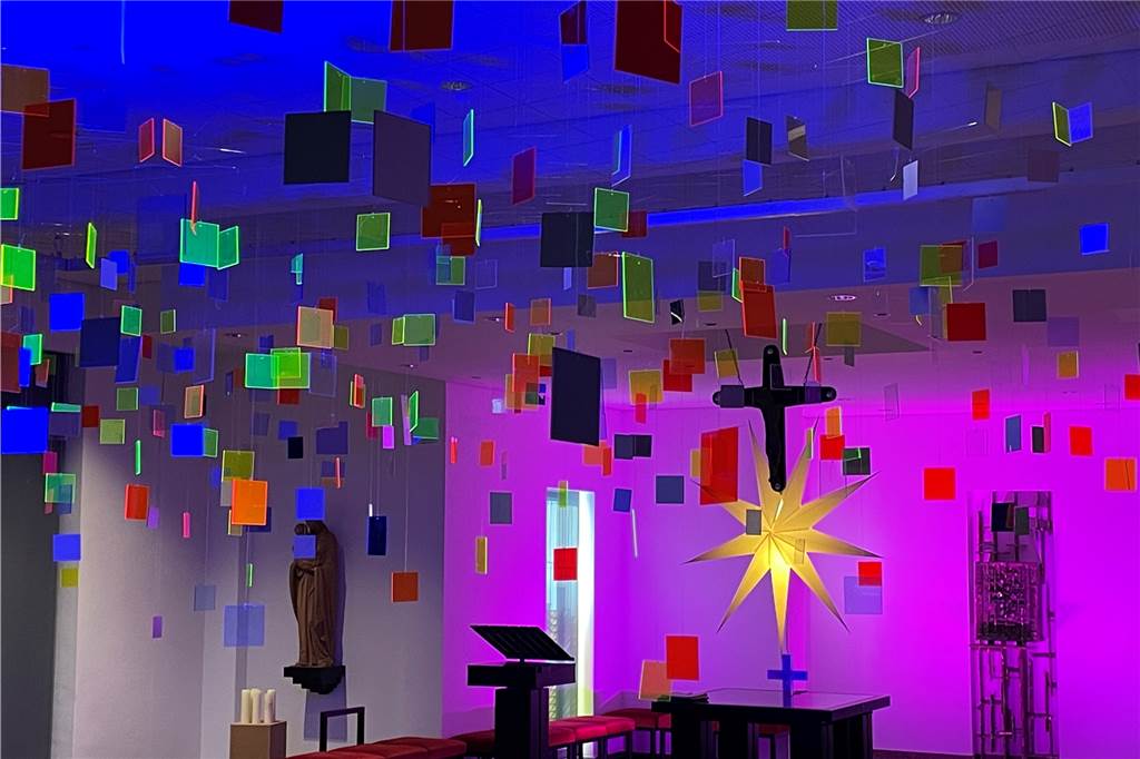 Lichtkunstwerk am Christophorus-Gymnasium steht auch Bürgern offen Meditativer Charakter: Die gut 500 farbigen Quadrate bewegen sich ganz leicht.