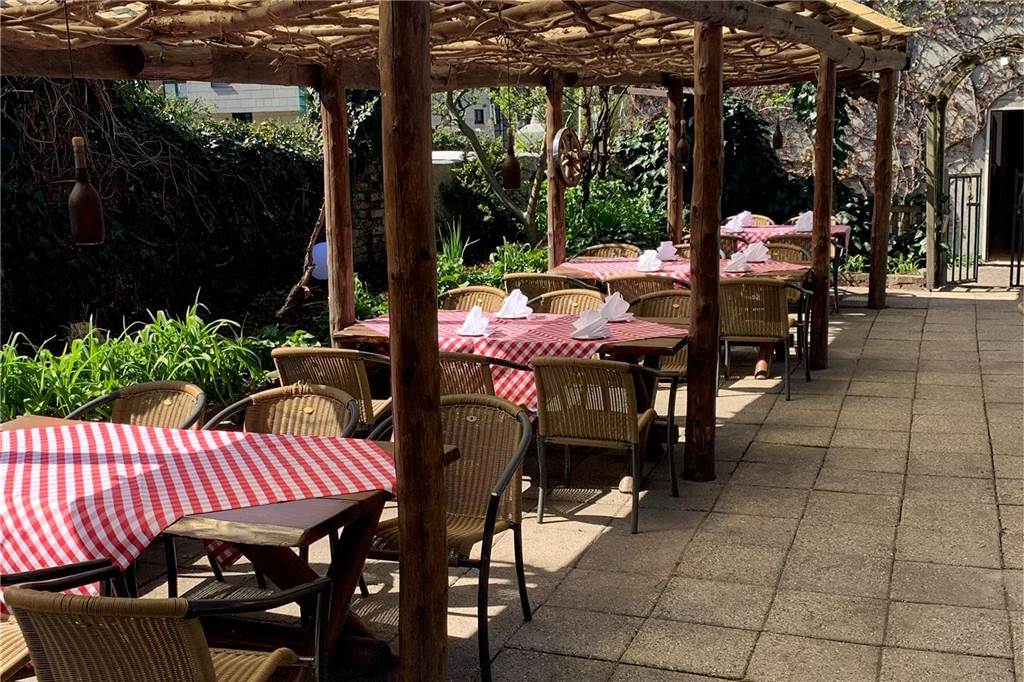 Bello i bravissimo: Jury kürte „Italiener des Jahres“ in Castrop-Rauxel Mediterran mutet die Idylle auf der Gartenterrasse der Trattoria Puglia an.