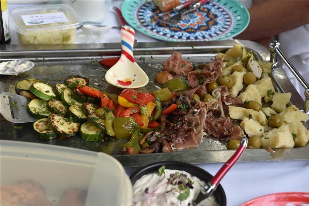 Mediterranes auf dem Picknicktisch.