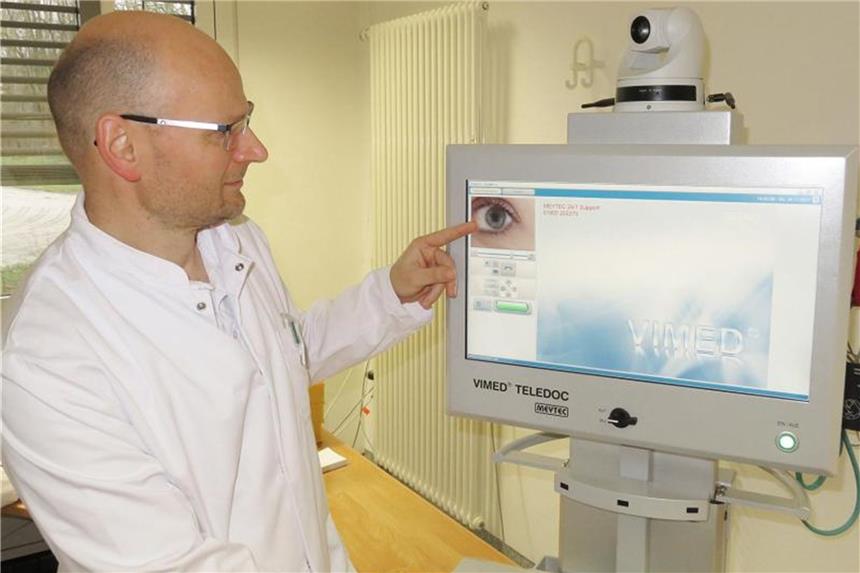 Telemedizin soll Heilungschancen bei Schlaganfall verbessern Mediziner Steffen Rickes setzt in der Helios Klinik in Burg telemedizinische Untersuchungen zur schnellen Behandlung von Schlaganfall-Patienten ein. Foto: Wolfgang Benndorf/dpa-Zentralbild