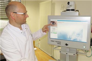 Mediziner Steffen Rickes setzt in der Helios Klinik in Burg telemedizinische Untersuchungen zur schnellen Behandlung von Schlaganfall-Patienten ein. Foto: Wolfgang Benndorf/dpa-Zentralbild