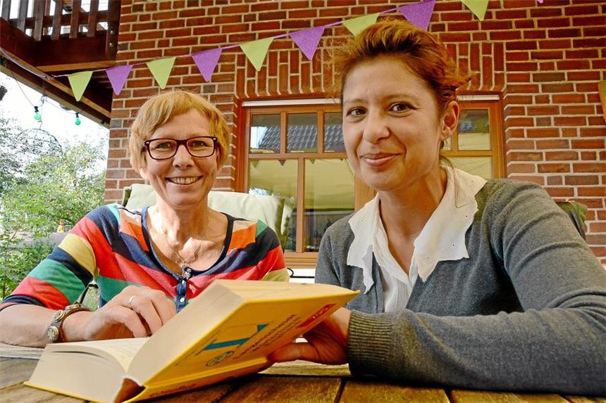Diese Ärztin kämpft um ihr deutsches Medizindiplom Medizinerin Anca Carapidis (r.) ist aus Griechenland nach Selm gezogen und arbeitet hier weiter an ihren Deutschkenntnissen. Auf dem Weg zur Anerkennung ihres Diploms hat sie in Selm mehrere Unterstützer, zu denen Christel Seier (l.) gehört.