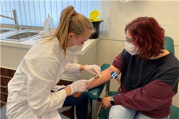 Morgendliche Blutentnahme: Medizinstudentin Carolin Sprenger (22) sammelt in einer Legdener Hausarztpraxis neue Erfahrungen und ist beeindruckt.