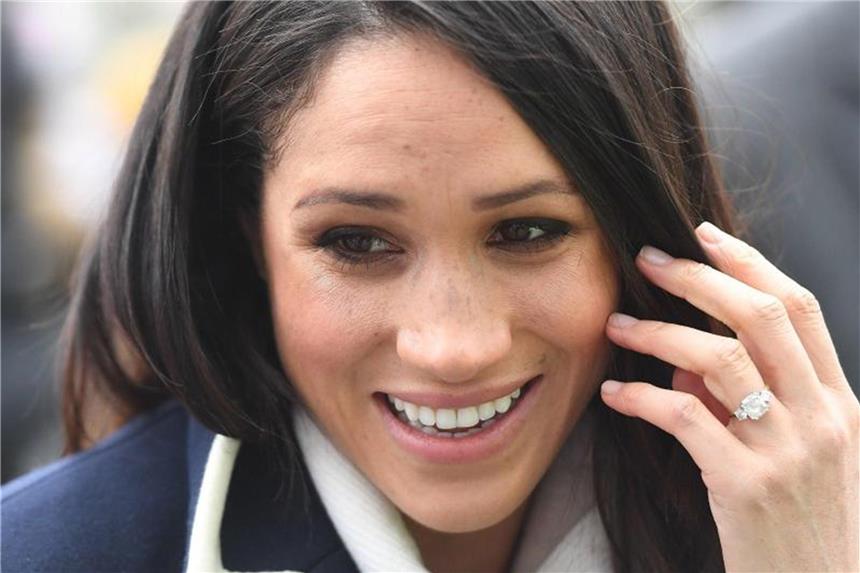 Meghan Markle wird von ihrem Vater zum Altar geführt Meghan Markle wird von ihrem Vater zum Altar geführt. Foto: Victoria Jones