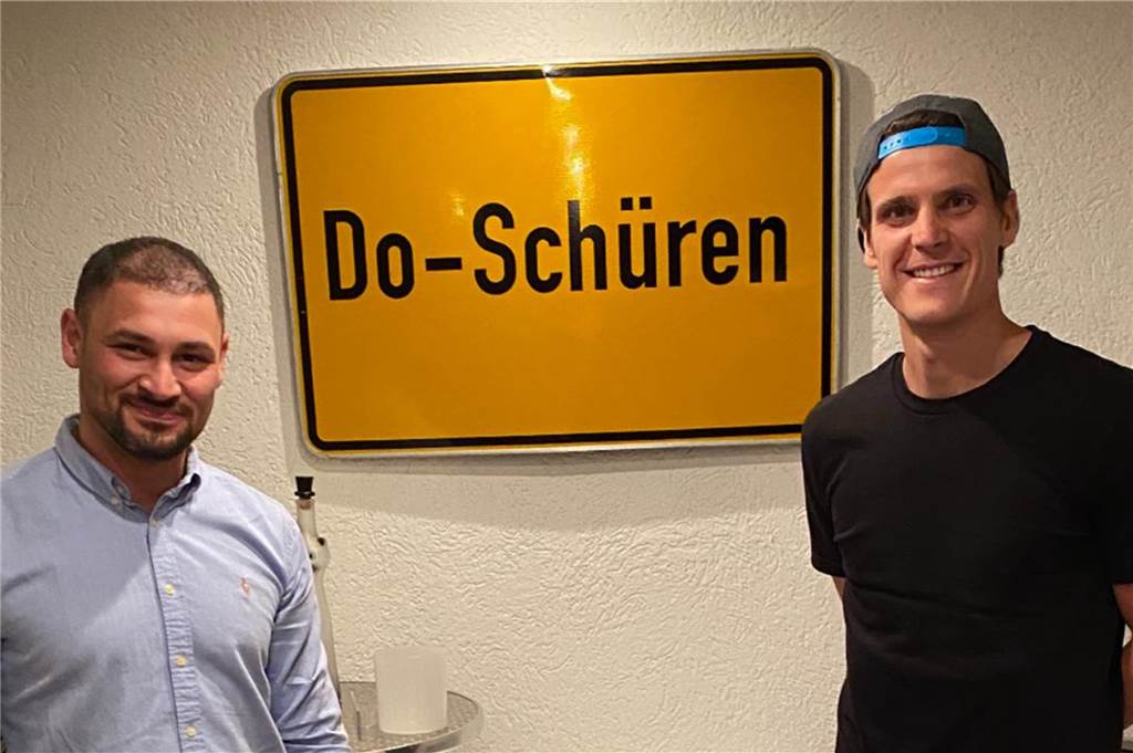 Keiner hat einen Besseren geholt: BSV Schüren verstärkt sich mit Europa-League-Erfahrung Mehmet Aslan (l.), künftiger Sportlicher Leiter des BSV Schüren, freut sich auf seinen Neuzugang Jonas Acquistapace (r.).