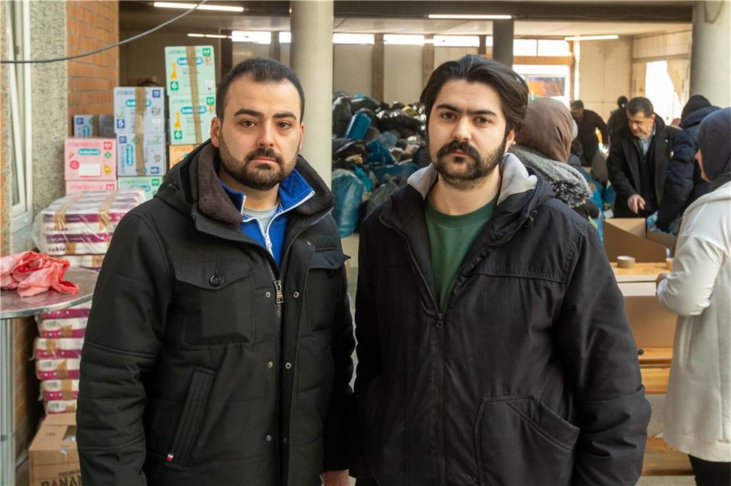 Erdbebenspenden: Islamische Kulturgemeinde sammelt fünfstelligen Betrag Mehmet Gürbuz und Furkan Elmaci von der Türkisch Islamischen Kulturgemeinde Ahaus waren federführend beim Spendensammeln für die Erdbebenopfer.