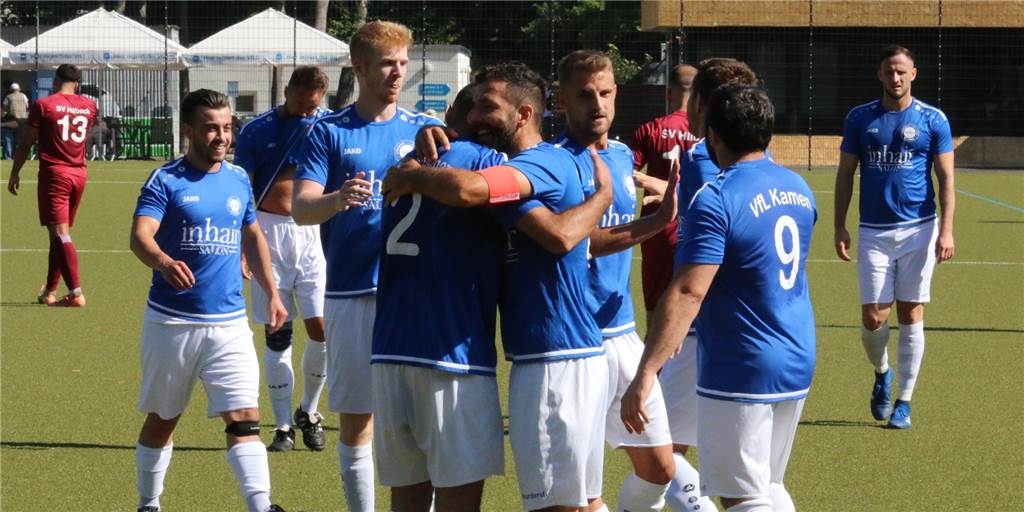 Meisterliche Vorstellung: VfL Kamen überfährt Landesliga-Absteiger SV Hilbeck Mehmet Kara bejubelt mit Abdulhai Ajouk den nächsten Treffer für den VfL Kamen. Der Aufsteiger setze sich deutlich gegen den Landesliga-Absteiger durch.