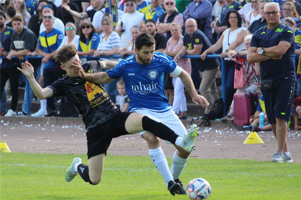 Sie sind die Besten, die Champions: Das ist die Hellweger-Top-Elf der Hinrunde 2022/23 Mehmet Kara (r.) setzt sich gegen KSC-Spieler Jan Jacob durch. Auch wenn hier die Hand im Gesicht ist: Kara ist ein äußerst fairer Sportsmann.