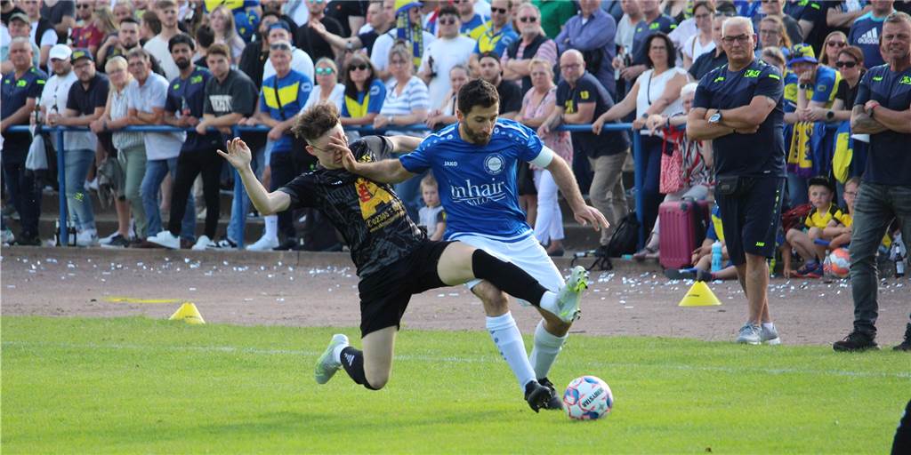 Die Highlights: VfL Kamen steigt nach 5:0-Sieg über den Kamener SC in die Bezirksliga auf Mehmet Kara vom VfL Kamen und Jan Jacob vom Kamener SC liefern sich beim Aufstiegsspiel einen packenden Zweikampf.