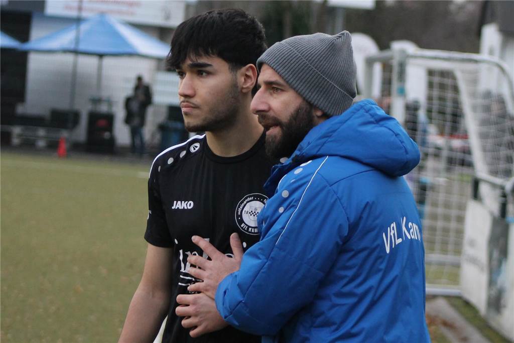 Nach früher Verletzung gibt ein Jugendspieler sein Debüt beim VfL Kamen: „Ich bin megazufrieden“ Baran Yörük bekommt letzte Anweisungen von VfL-Trainer Mehmet Kara.