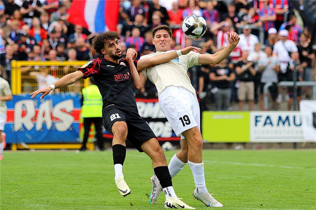 Türkspor Dortmund verliert Riesen-Talent Mehmet Kaya (l.) verlässt Türkspor Dortmund.