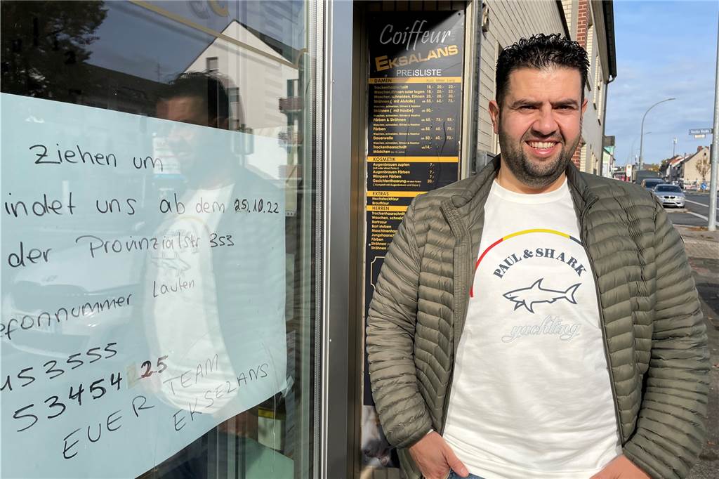 Dortmunder Friseur muss umziehen: „Hatte Angst, nichts Neues zu finden“ Mehmet Özpamuk vor seinem alten Friseursalon an der Provinzialstraße in Lütgendortmund