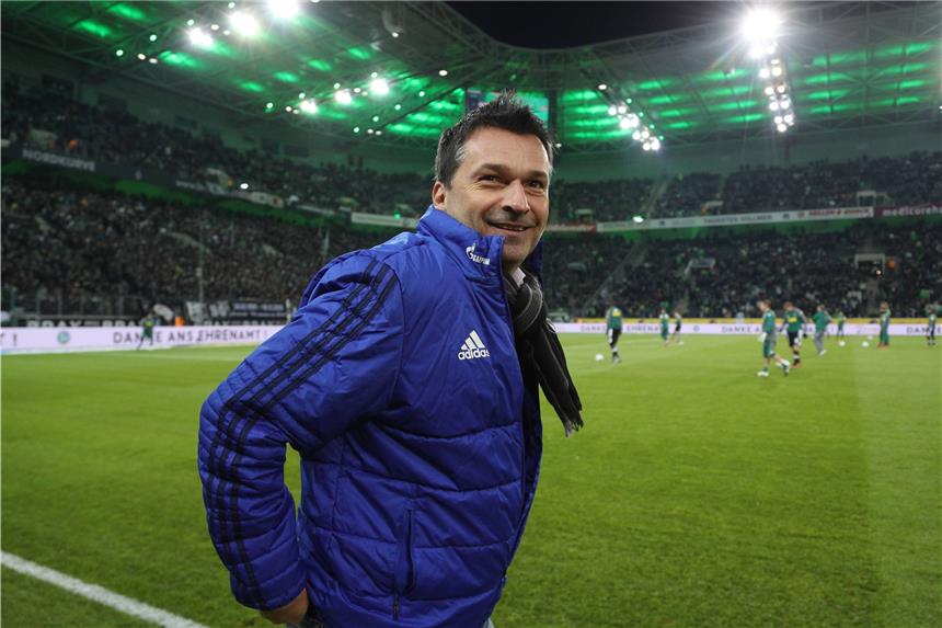 Schalkes Heidel: Mehmet, ran, such dir einen Verein! Mehmet Scholl hat mit seinen Äußerungen über die junge Trainer-Generation in Deutschland für Aufregung gesorgt. Christian Heidel findet das nicht ganz so lustig.