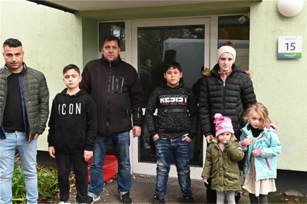 Mehmet Yüksel (l.) und seiner Familie vor ihrem Haus am Himmelsberg.