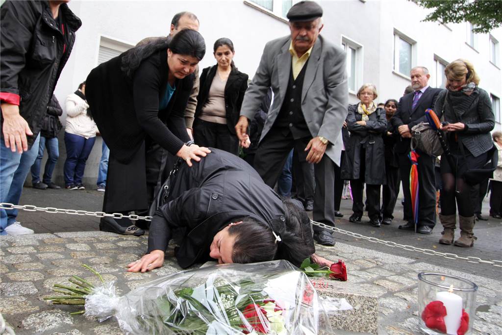 Vor 19 Jahren erschossenen Rechtsterroristen Mehmet Kubaşık Mehmets Kubasik Witwe Elif Kubasik kniet, begleitet von Angehörigen, weinend vor der Gedenktafel nieder. Nur wenige Meter von dieser Gedenkstätte entfernt starb am 4. April 2006 ihr Ehemann, hingerichtet von Rechtsextremisten.