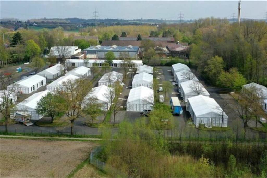 Mehr als 100-mal musste der Sicherheitsdienst rund um die Borker Zeltstadt bisher eingreifen.