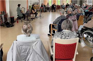 Mehr als 100 Senioreninnen und Senioren ließen sich bei der „Musik auf Rädern"-Tournee in Dorsten begeistern.
