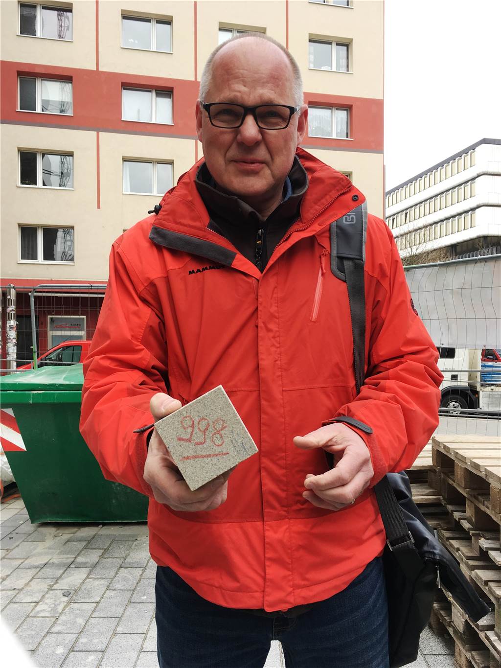Turm der Petrikirche bleibt vorerst eine Baustelle Mehr als 1000 Sandstein-Elemente mussten ausgetauscht werden. Einen vergleichsweise kleinen Baustein zeigt hier Bauleiter Thomas Ritter.