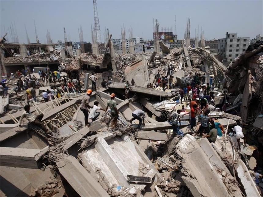Nach Bangladesch-Katastrophe: Massive Kritik an Textilbranche Mehr als 1100 Arbeiterinnen und Arbeiter kamen beim Einsturz des Gebäudes ums Leben. Foto: Abir Abdullah