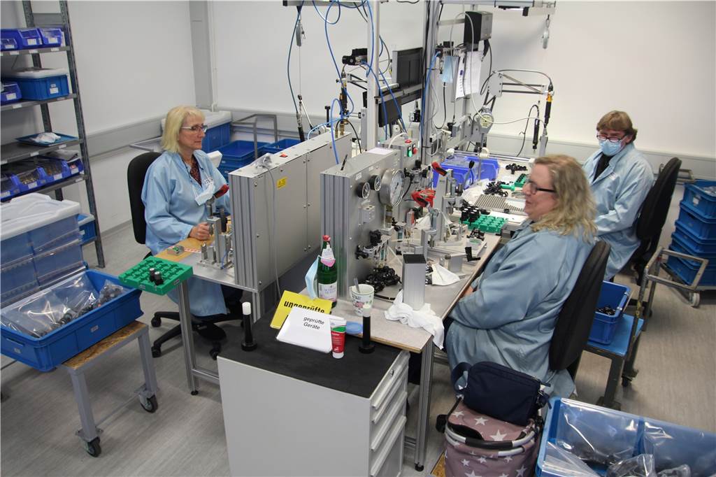 Unternehmer schenkt Selm ein Frauenhaus: „Habe selbst genug verdient“ Mehr als 200 Beschäftigte arbeiten im Unternehmen, davon allein mehr als 160 in der Fertigung - und das, obwohl inzwischen auch viele Montageautomaten im Einsatz sind.