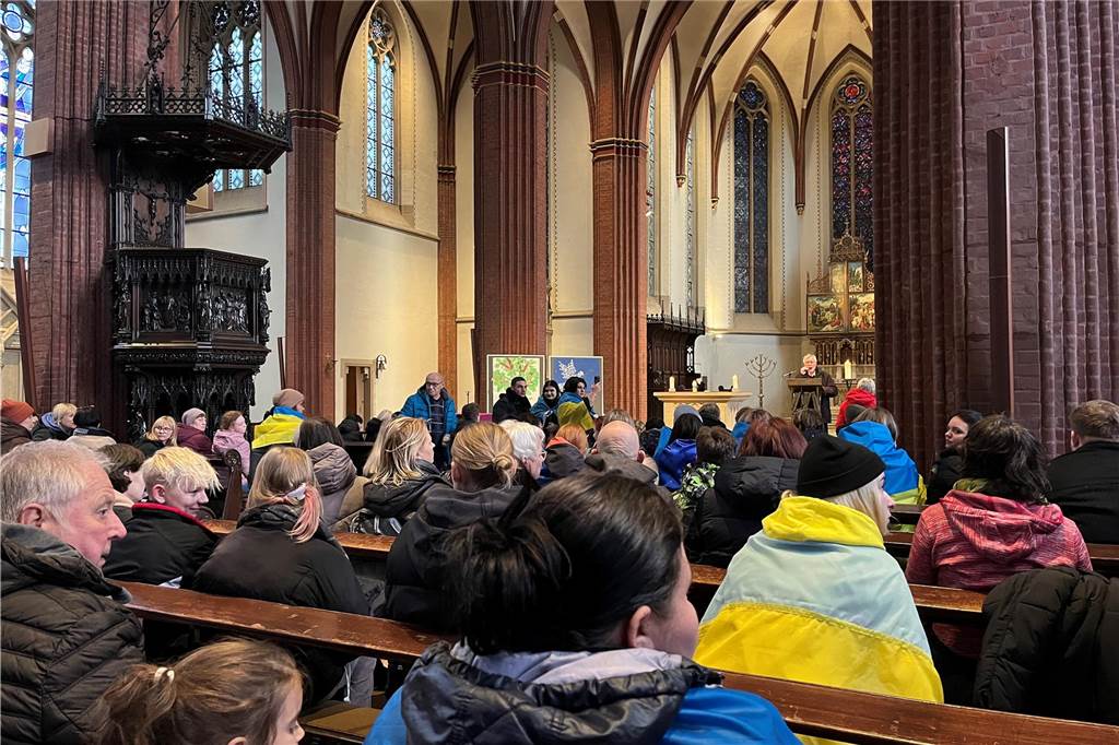 Über 200 Menschen bei Mahnwache zum Ukraine-Krieg in der Sixtuskirche Großes Publikum in der Sixtuskirche in Haltern.