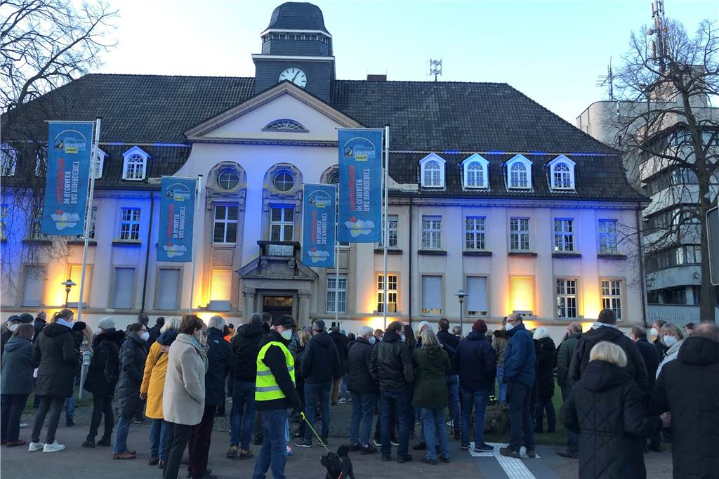 Friedenskundgebung in Selm mit Botschaft an die Ukraine: „Wir denken an Sie“ Mehr als 200 Menschen kamen zur Friedensdemo vor dem Borker Amtshaus.