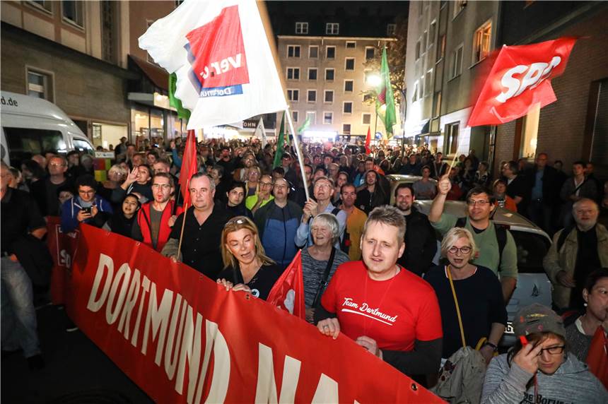 Rund 2000 Demonstranten: Neonazis und Gegenprotest sorgen für Polizeigroßeinsatz Mehr als 2000 Menschen haben am Montagabend gegen etwa 60 Neonazis protestiert.
