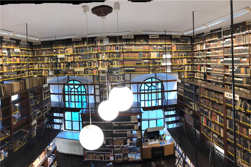 So bescheiden leben die vier Brüder im Kapuzinerkloster Werne Mehr als 20.000 Bücher stehen in der Bibliothek im Kapuzinerkloster.