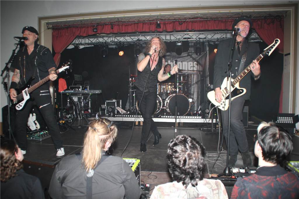 Mehr als 25 Jahre Rock’n’Roll haben The Roughtones auf ihrer Karte stehen. Dem Garage Rock  haben sie sich fest verschrieben mikt eigenen Kompositionen und mit Coverversionen von Songs der Who, der Kinks, der Sonic.