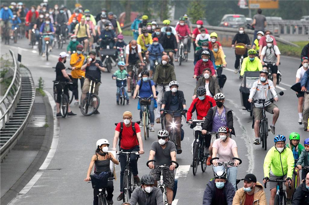 Warum die Planung des Radschnellwegs in Dortmund nur langsam vorangeht Mehr als 2500 Radler demonstrierten Anfang Juni in Dortmund für mehr Tempo bei der Planung des Radschnellwesgs.
