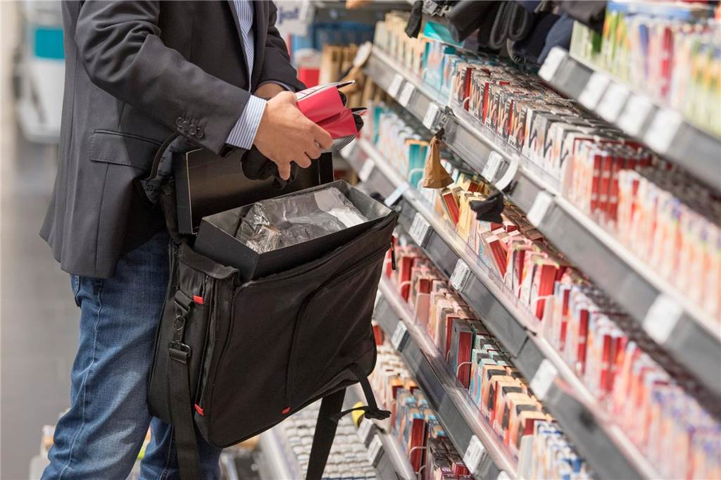 Beklaut, bespuckt, geschubst: Filialleiterin der Parfümerie Pieper hat Angst Ein Mann steckt in einem Ladenlokal ein Produkt in eine Tasche.
