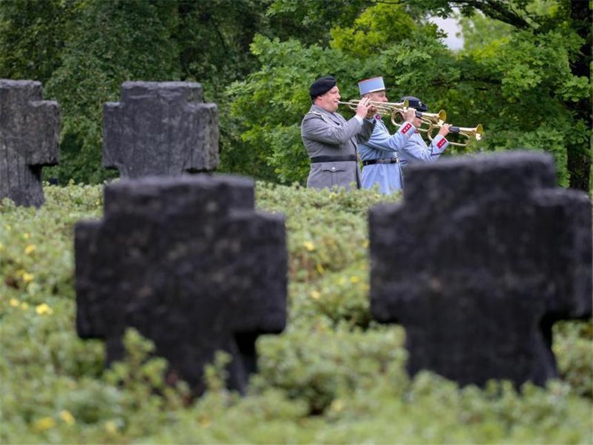 Merkel und Hollande gedenken der «Hölle von Verdun» Mehr als 300.000 Soldaten beider Seiten hatten bei der monatelangen Schlacht im Nordosten Frankreichs ihr Leben verloren. Foto: Kay Nietfeld