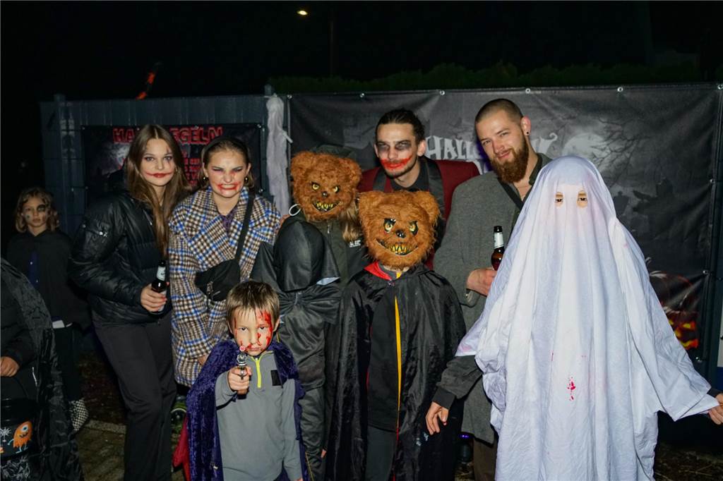 Außergewöhnliches Engagement zu Halloween: 7.000 Euro Spenden übergeben : Mehr als 3.600 Menschen aus der gesamten Region besuchten im Oktober den schaurigen Rundgang im Halloween Haus in Feldhausen.