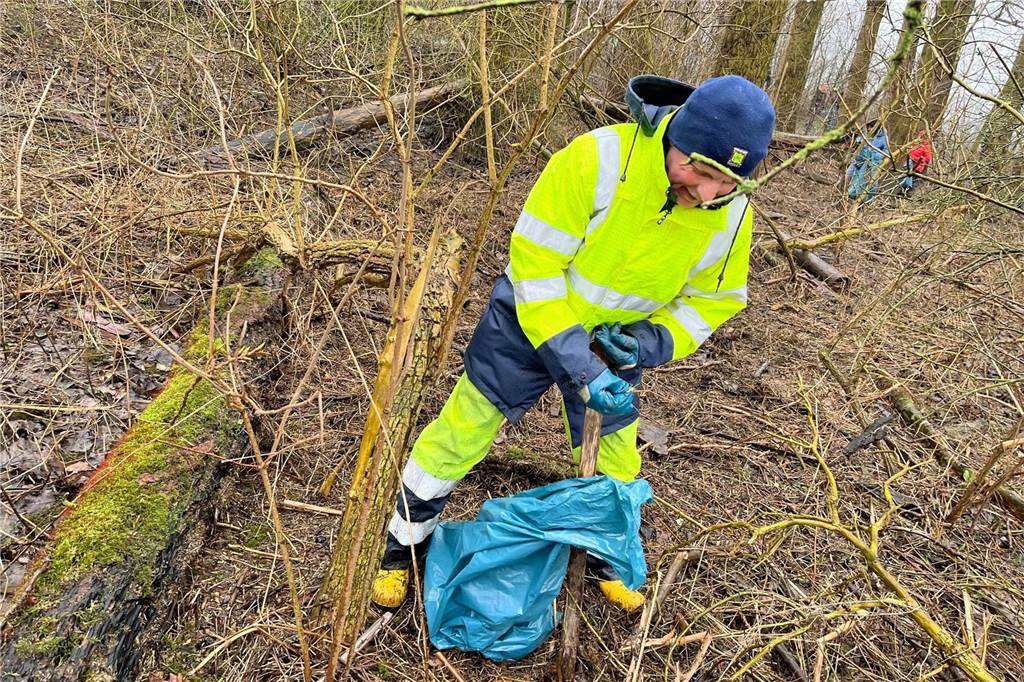 Mehr als 40 Freiwillige reinigten am Donnerstag das Naturschutzgebiet in den Rieselfeldern.