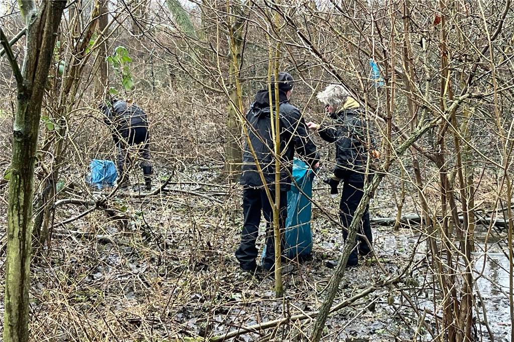 Mehr als 40 Freiwillige reinigten am Donnerstag das Naturschutzgebiet in den Rieselfeldern.