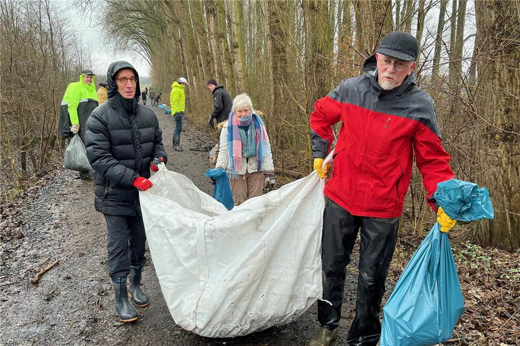 Mehr als 40 Freiwillige reinigten am Donnerstag das Naturschutzgebiet in den Rieselfeldern.
